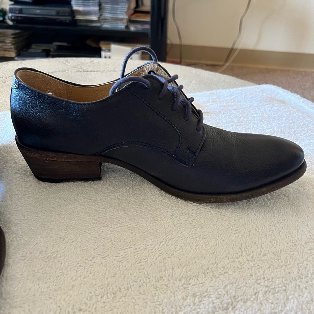 FRYE… NAVY BLUE LEATHER OXFORDS… SIZE 9.5 MEDIUM… EXCELLENT CONDITION